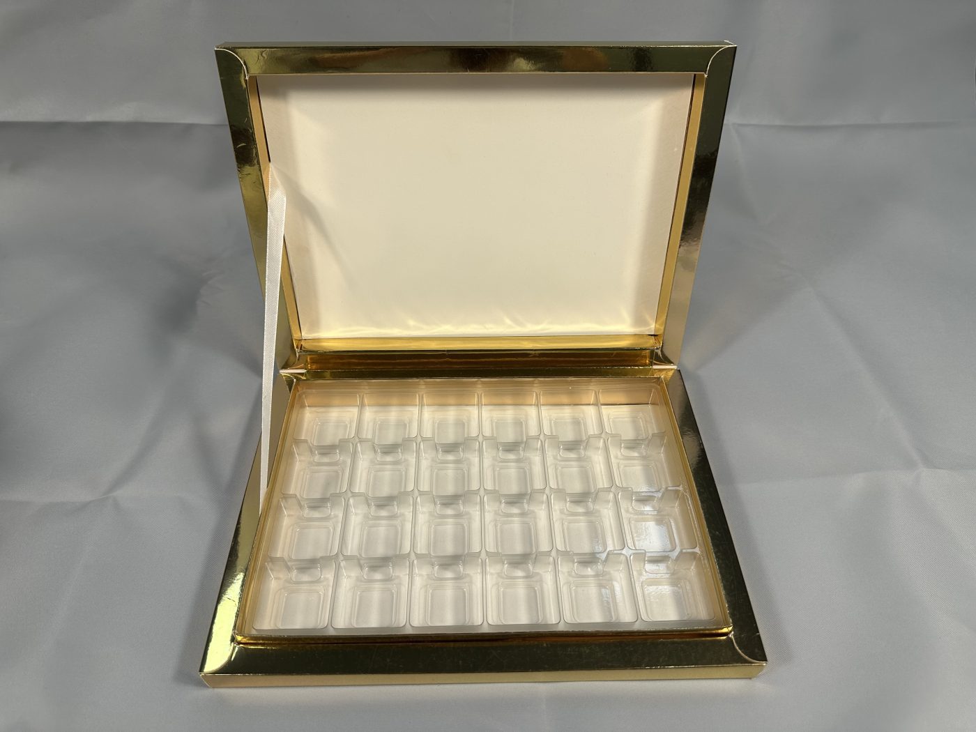 Gold/Silver Cardboard Chocolate Box with PET Plastic Tray Lamination Available View 3