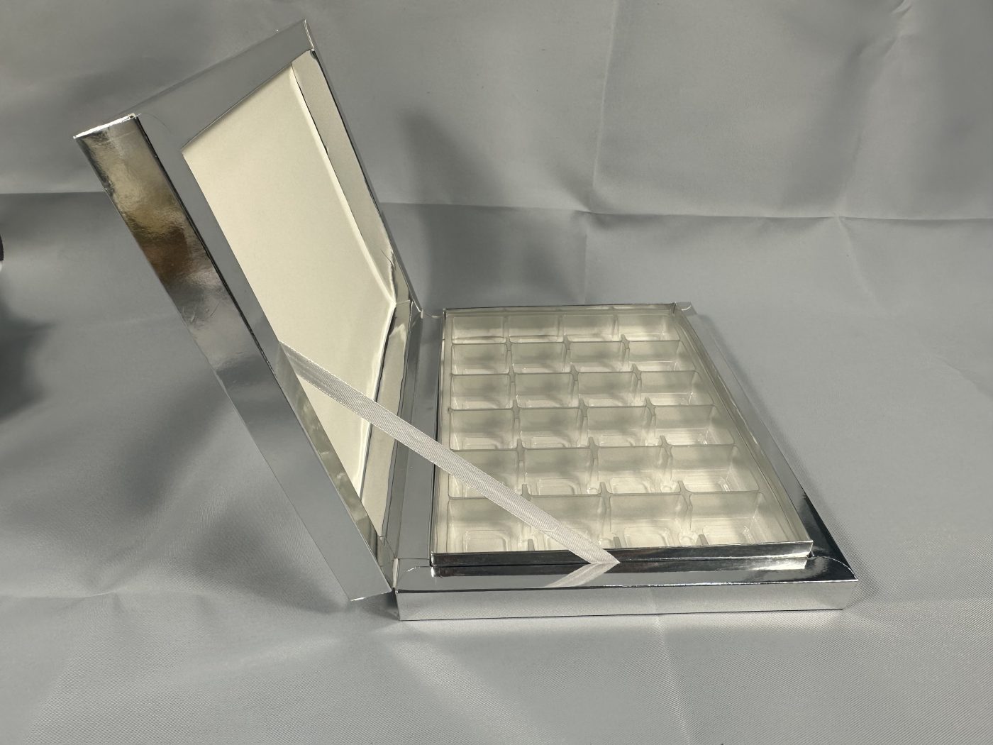 Gold/Silver Cardboard Chocolate Box with PET Plastic Tray Lamination Available View 5